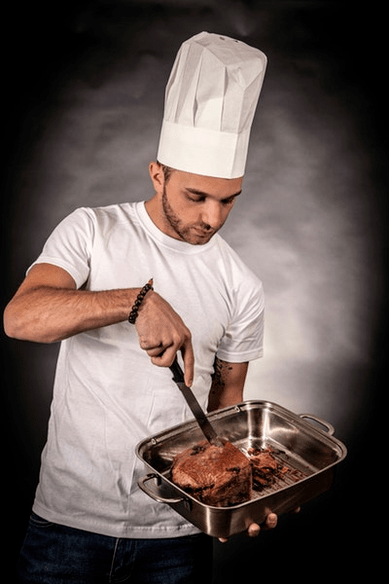 Mees valmistab liha potektiivsuseks